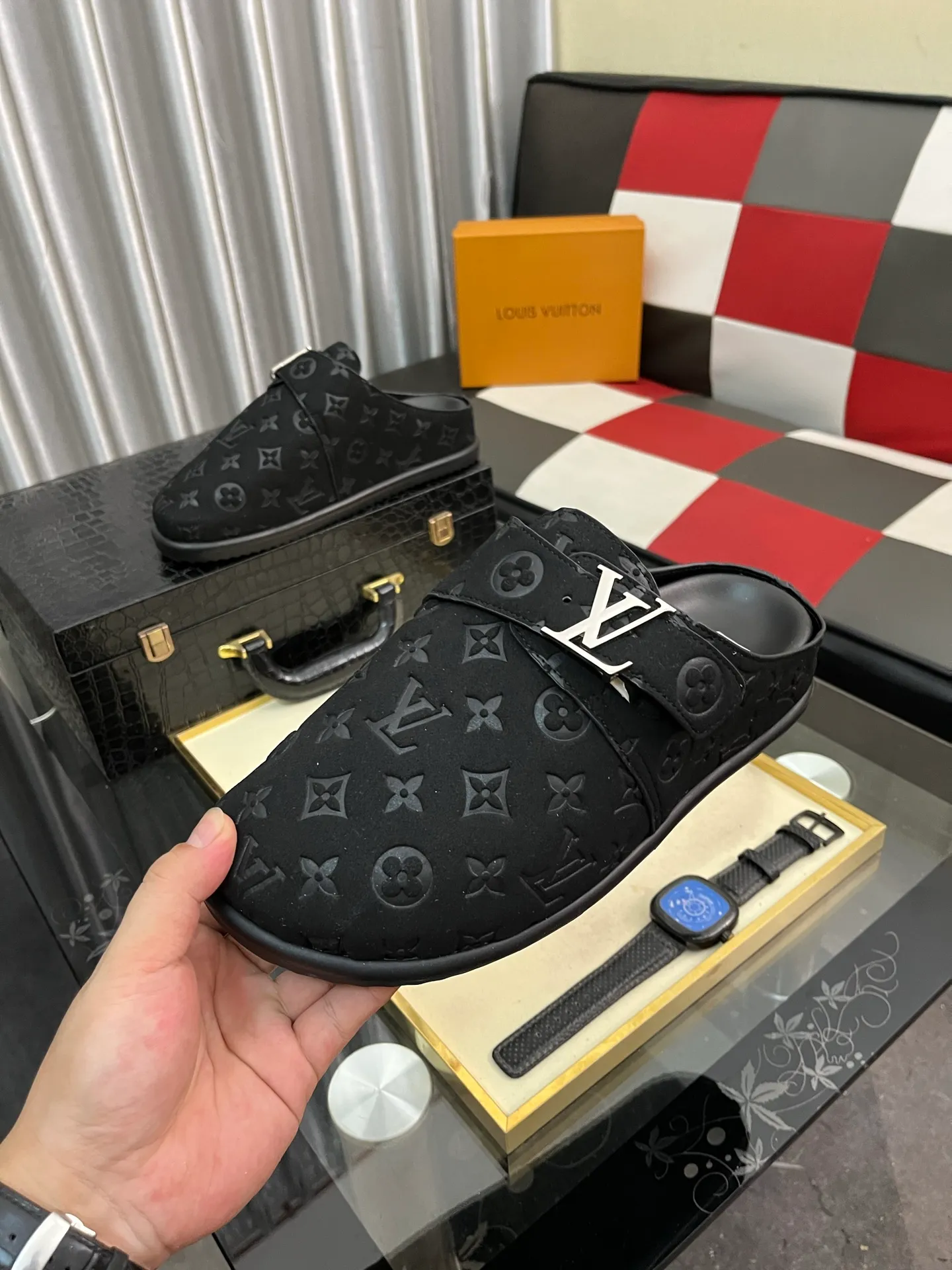 Men's shoes 💰380⌚️⌚️2025 new men's casual sandals and slippers, made of suede cow leather, with Monogram pattern to highlight the trendy style. Adjustable straps illuminated with LV letters, while a resilient insole and micro outsole provide lightweight comfort. Made of suede cow leather with embossed Monogram pattern and brand element metal hardware✅Adjustable straps➕Tough insole‼ ️Micro outsole. Comfortable and easy to wear‼ ️size: 38-446️⃣Colors available